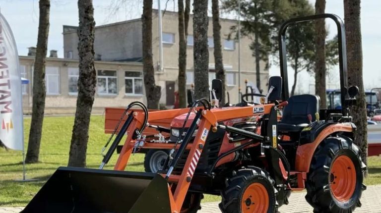 Hinomoto HM3025 s čelným nakladačom