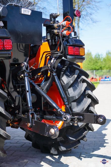 Hinomoto HM3030 • detail zadného závesu